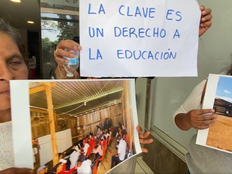 Padres de familia exigen clave para escuela de la Sección 59
