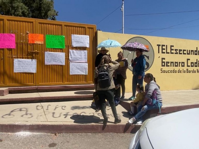 Padres de familia exigen destitución de director de Telesecundaria