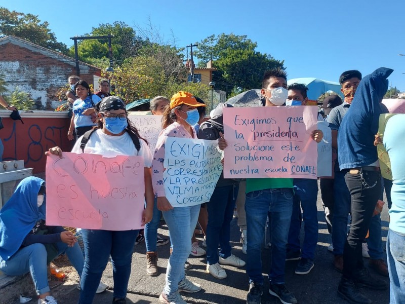 Padres de familia exigen devolución de aulas con bloqueo carretero