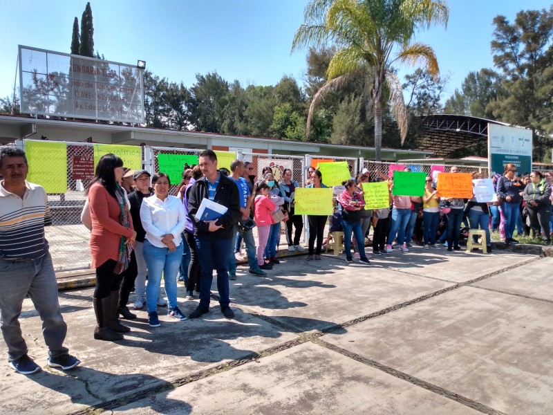 Padres de familia exigen maestros, toman secundaria