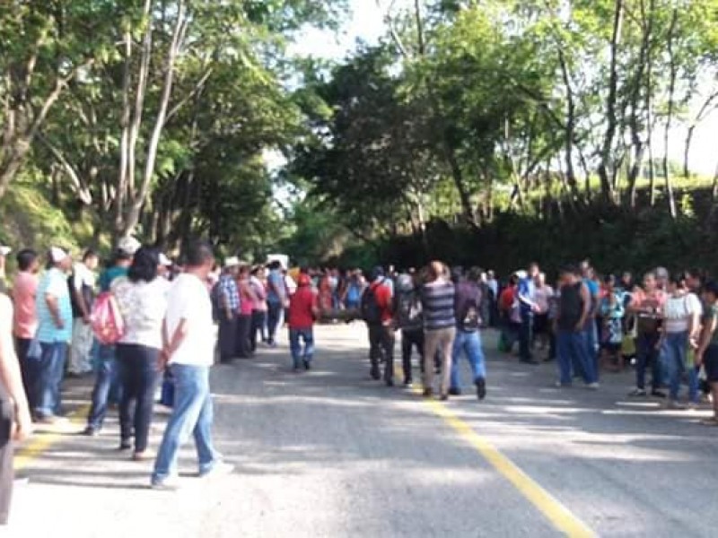 Padres y alumnos bloquean carretera costera