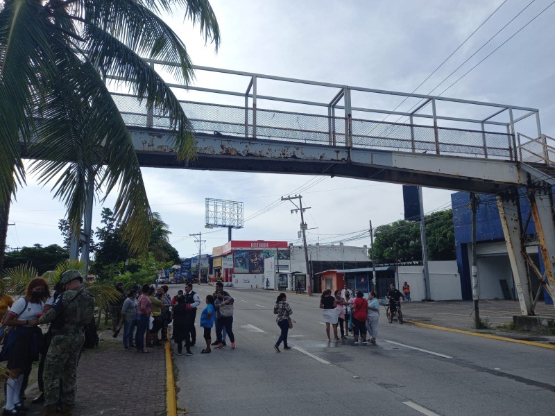 Padres de familia exigen rehabilitación del puente de Ejército Mexicano