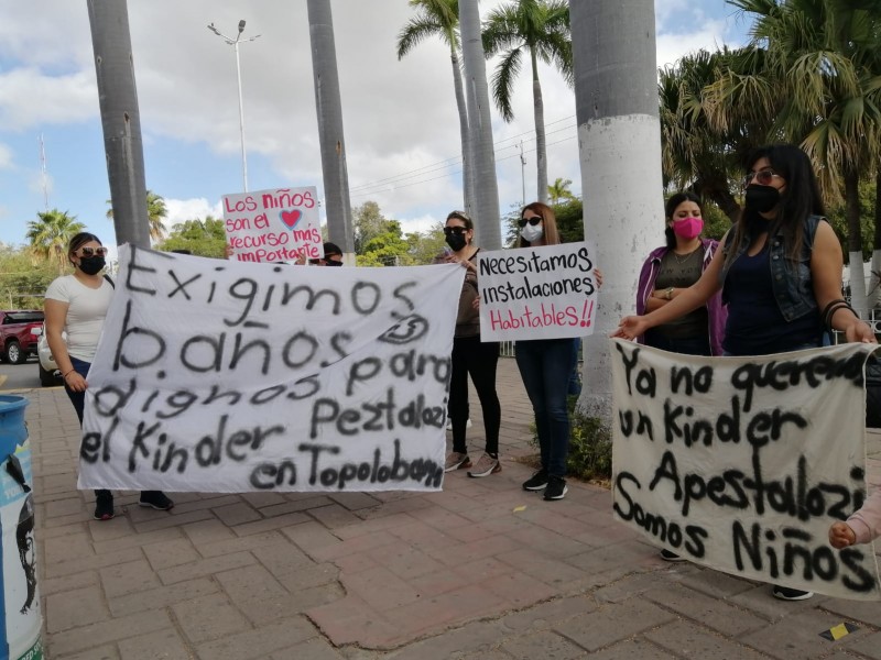 Padres de familia exigen solución por drenajes colapsados