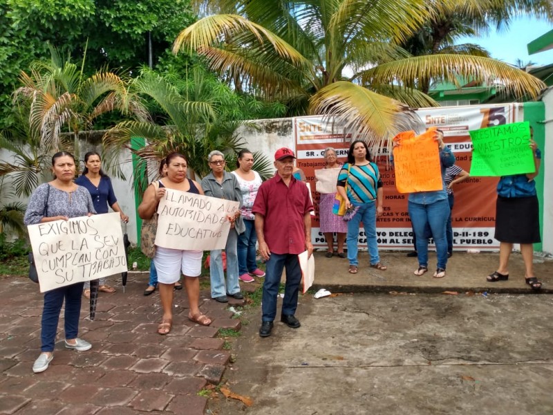 Padres de familia inconformes por falta de maestros