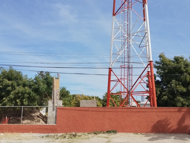 Padres de familia inconformes por instalación de antena en escuela