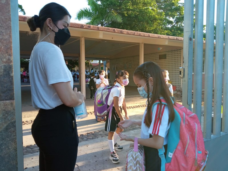 Padres de familia mantendrán uso del cubrebocas en escuelas