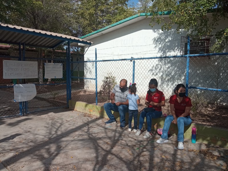 Padres de familia mantienen plantón en preescolar Enrique Rébsamen