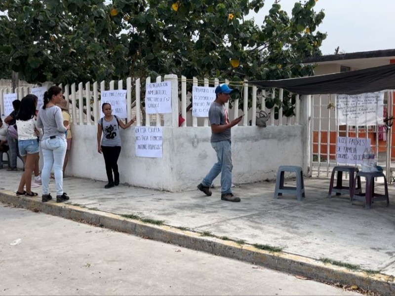 Padres de familia mantienen protesta en Escuela Primaria México