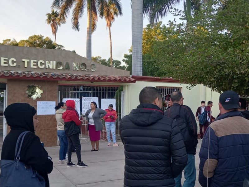 Padres de familia mantienen tomada la Técnica 3