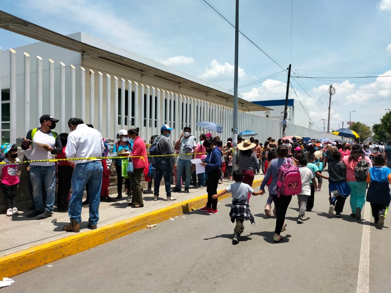 Padres de familia mencionan falta de organización en vacunación