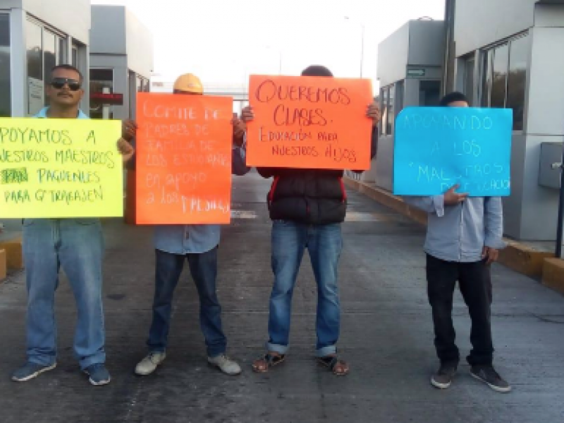 Padres de familia michoacanos protestan en caseta Feliciano