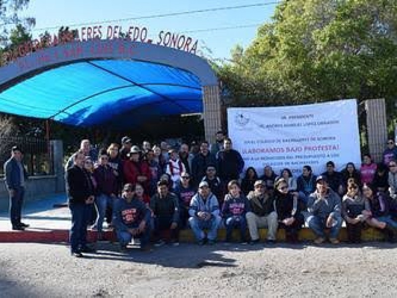 Padres de familia, opinan sobre paro laboral de COBACH.