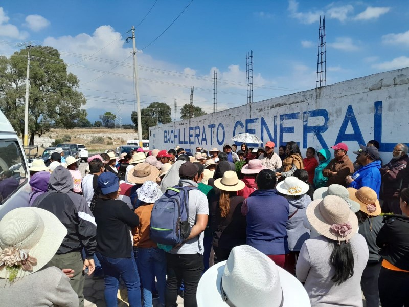 Padres de familia piden destitución de director en Tepatlaxco