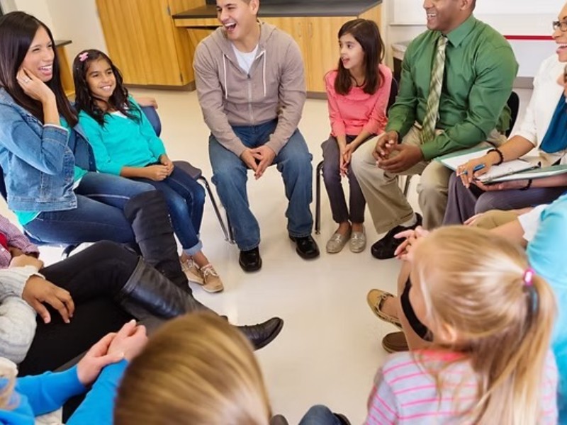PADRES DE FAMILIA PREOCUPADOS Y OCUPADOS POR LA EDUCACIÓN DE LOS HIJOS