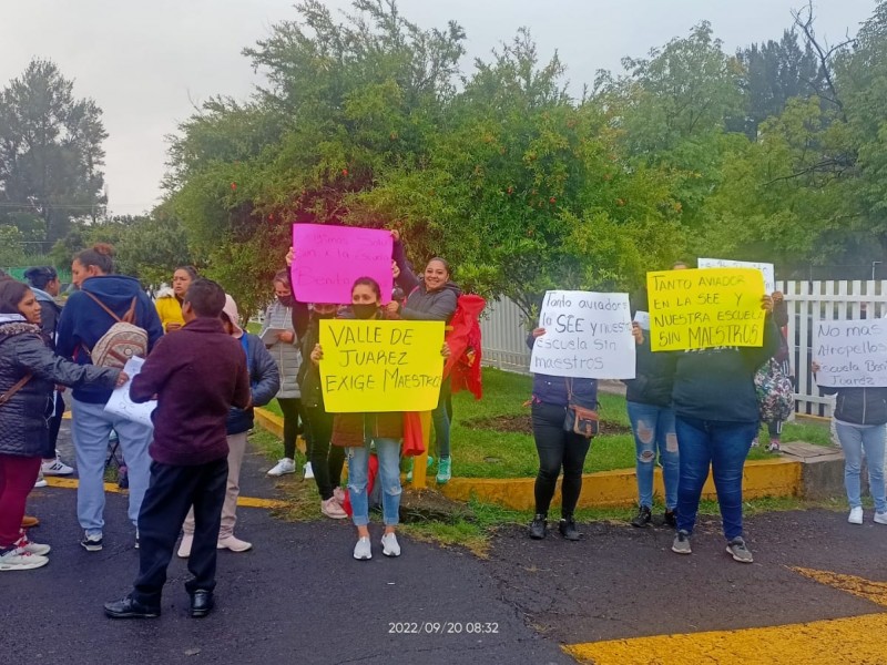 Padres de familia protestan por falta de maestros en escualas