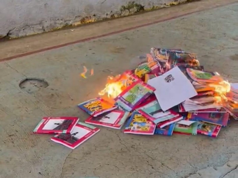 Padres de familia queman libros de texto en Astacinga