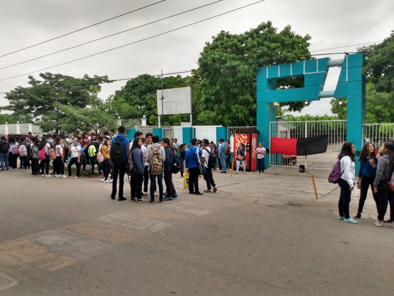 Padres de familia se apoderan de preparatoria