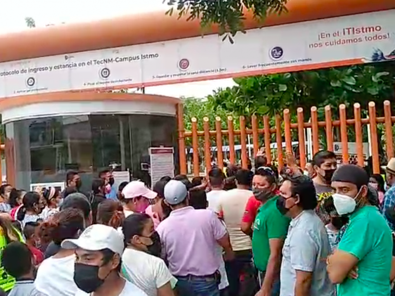 Padres de familia se confrontan en Juchitán por vacunas Covid-19