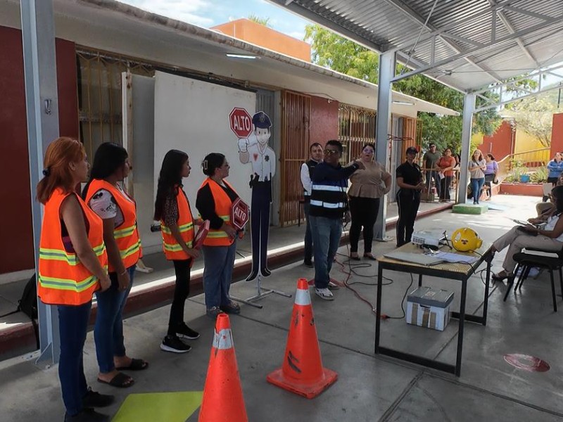 Padres de familia se encargan de control vehicular en preescolar