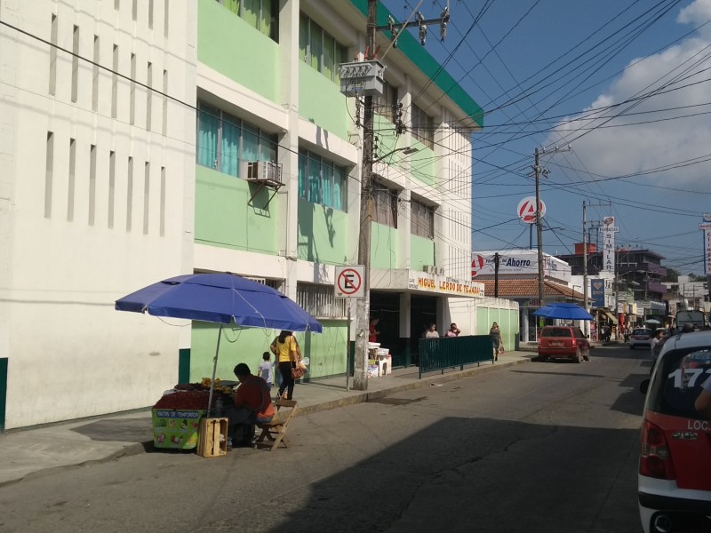 Padres de familia inconformes por banquetas obstruidas