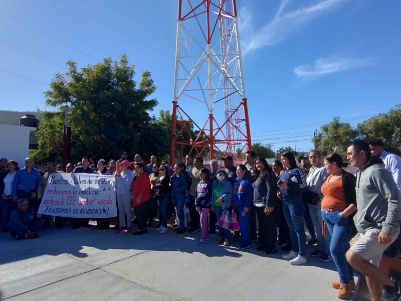 Padres de familia se manifiestan contra antena de telecomunicaciones