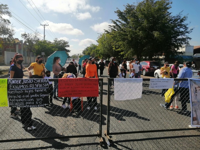 Padres de familia se manifiestan; exigen reparar kínder Justo Sierra