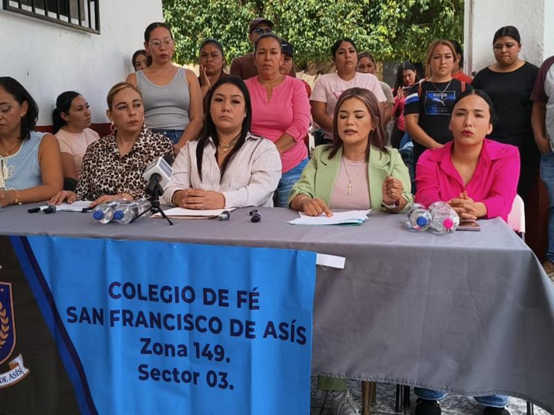 Padres de familia señalan que algunos alumnos aún no reciben sus documentos