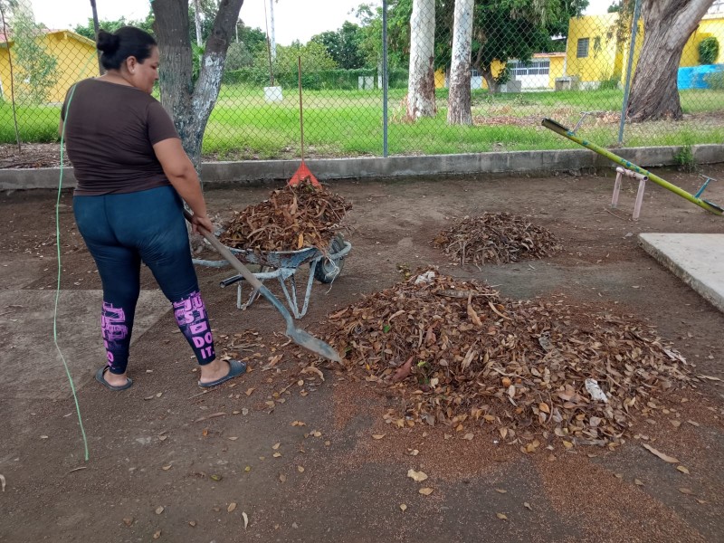 Padres de familia suman esfuerzos para mejorar condiciones de escuelas