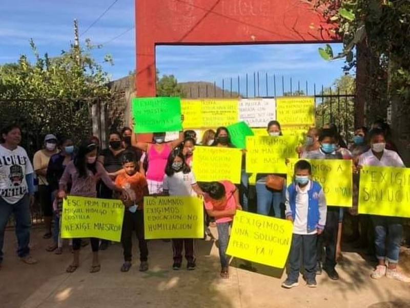 Padres de familia, toman escuela en Buena Vista, exigen maestro