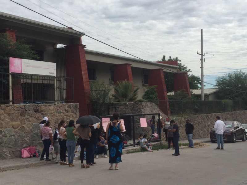 Padres de familia toman escuela por falta de aires acondicionados