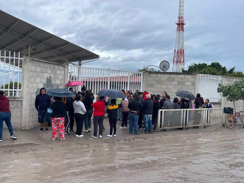 Padres de familia toman escuela por mal manejo de cocina