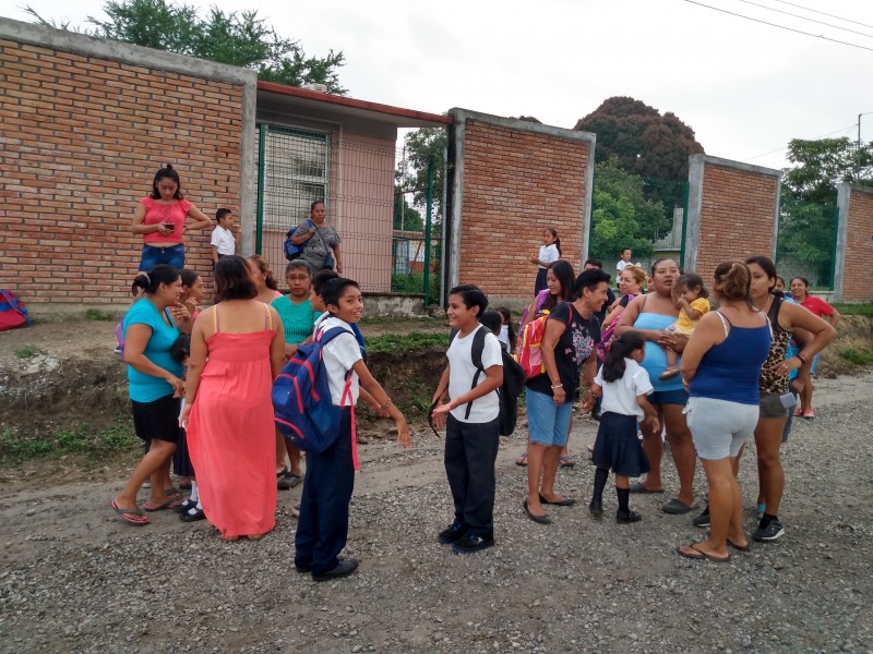 Padres de familia toman instalaciones de primaria