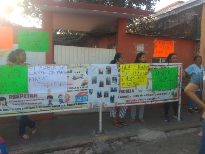 Padres de familia toman kinder como protesta.