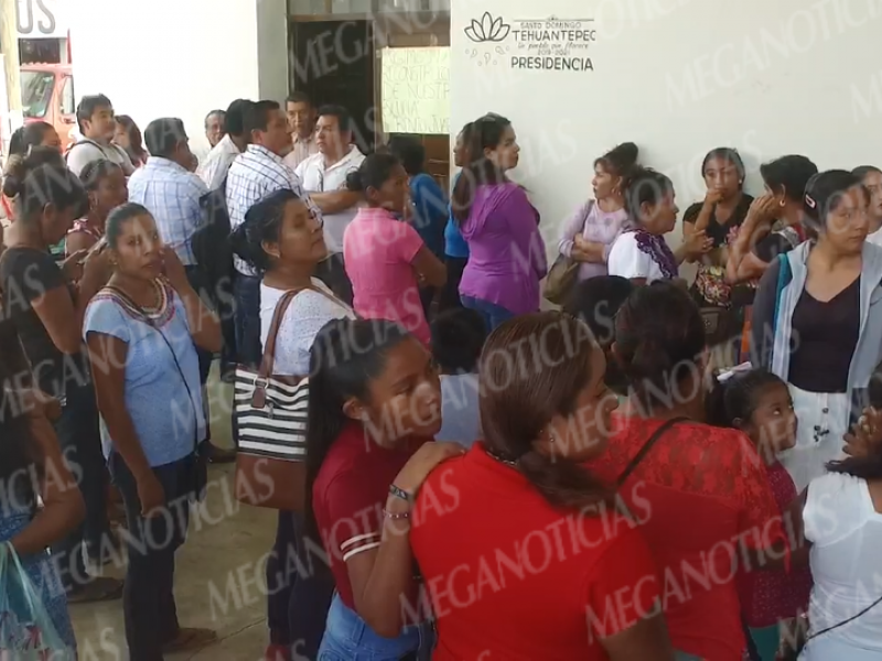 Padres de familia toman Palacio Municipal de Tehuantepec