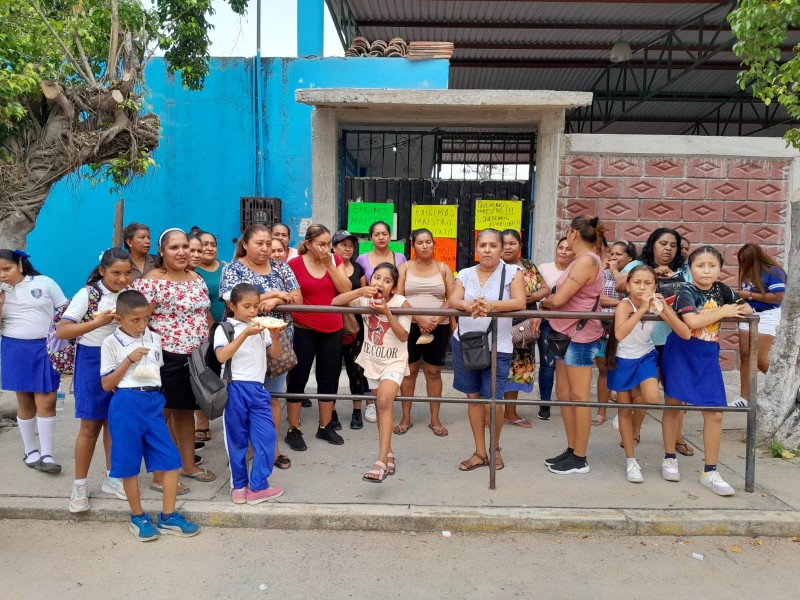 Padres de familia toman primaria Antonio Abarca de San Jeronimito