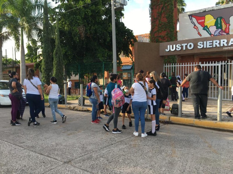 Padres de familia toman Primaria 