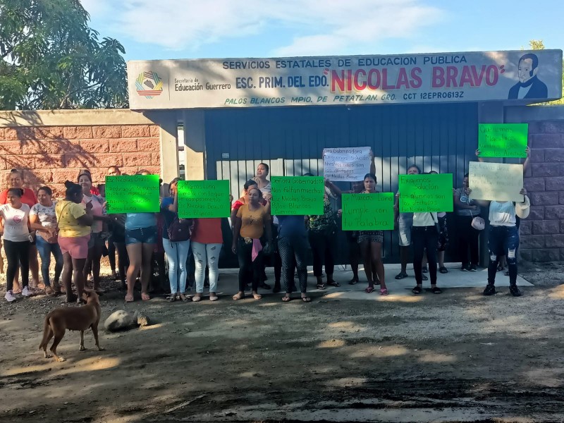 Padres de familia toman primaria “Nicolás Bravo” en Palos Blancos