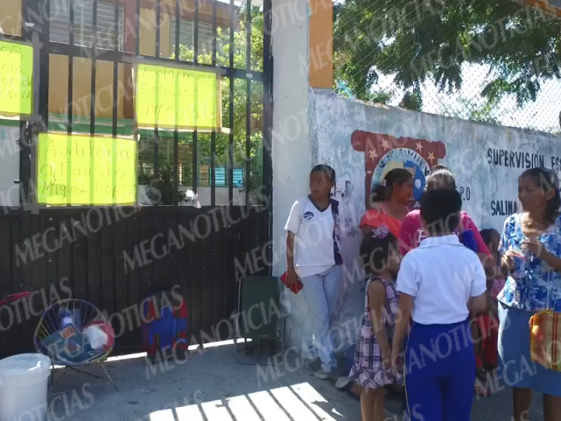 Padres de familia toman supervisión escolar 03 SC