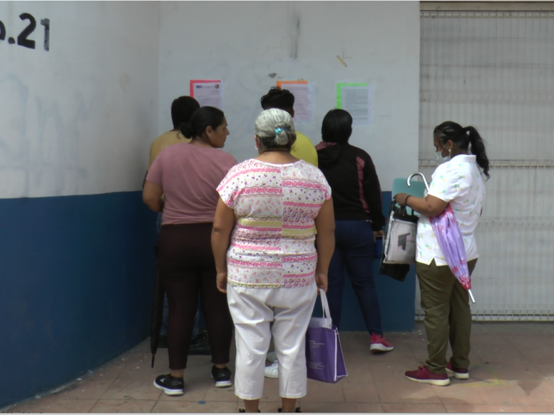 Padres de familia ultiman detalles para regreso a clases