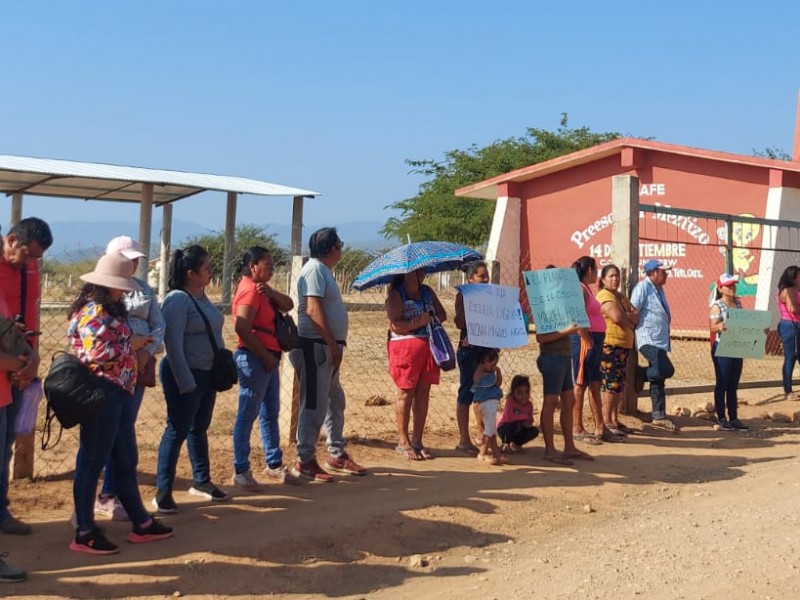 Padres de familia y S22 toman instalaciones de CONAFE