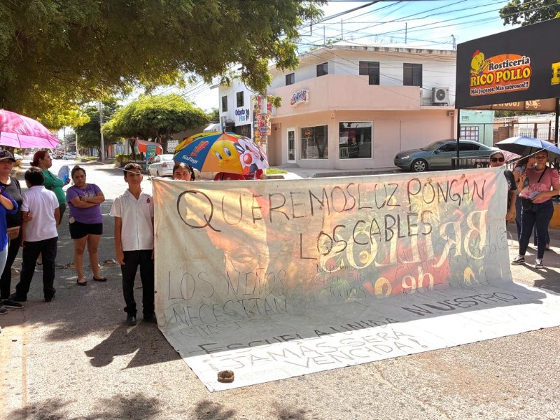 Padres de la Francisco Villa mantienen bloqueo permanente del bulevar Pedro Anaya