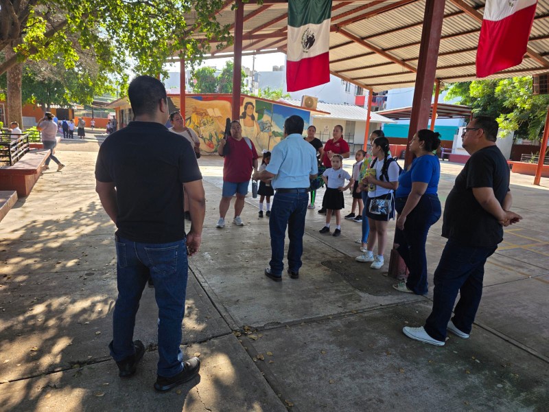 Padres de la primaria Patria se manifiestan, piden destitución de directora