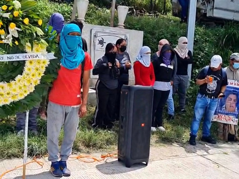 Padres de los 43 bloquean Autopista del Sol en Chilpancingo