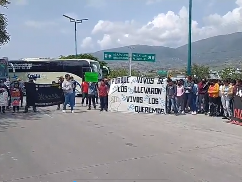 Padres de los 43, bloquean la Autopista del Sol