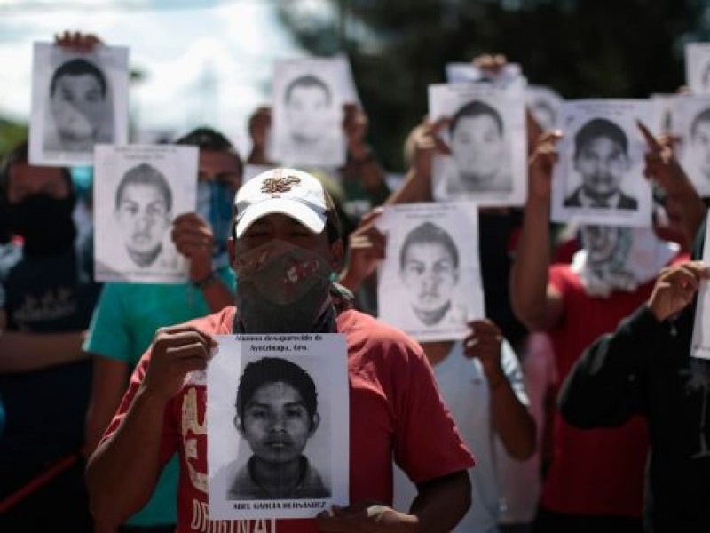 Padres de los 43 de Ayotzinapa protestan en la SCJN