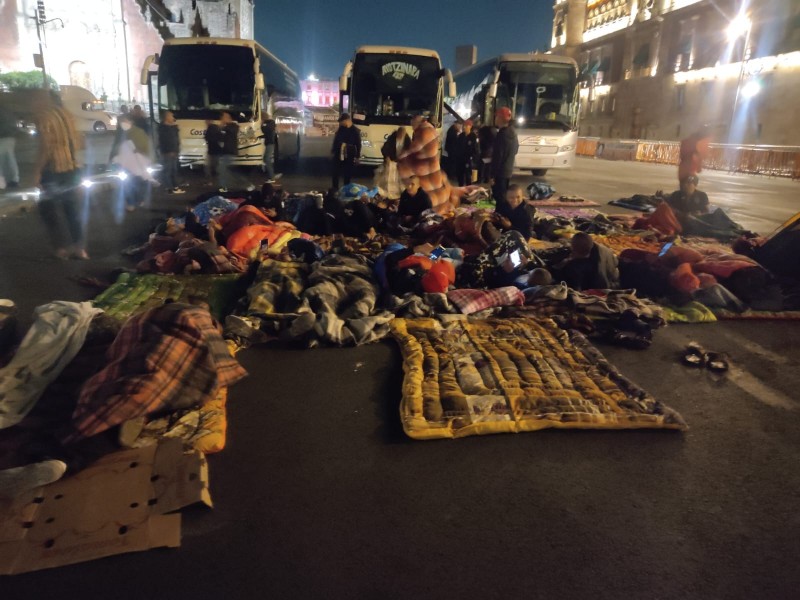 Padres de los 43, instalan plantón frente a Palacio Nacional