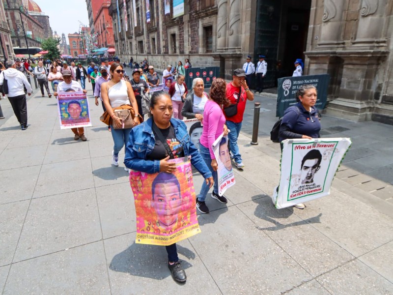 Padres de los 43 lamentan falta de avances en el caso