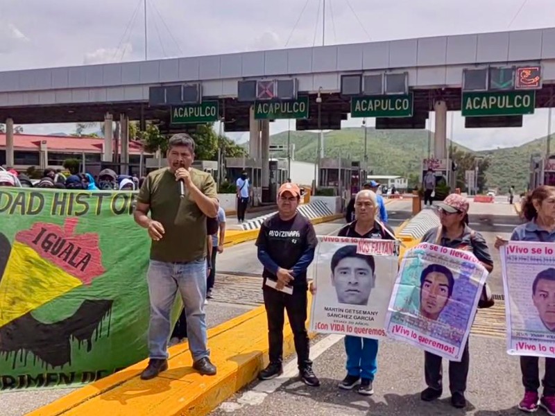 Padres de los 43 normalistas de Ayotzinapa toman caseta Palo Blanco
