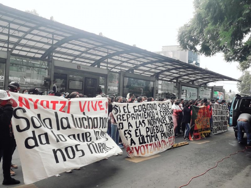 Padres de los 43 protestan en la Judicatura Federal