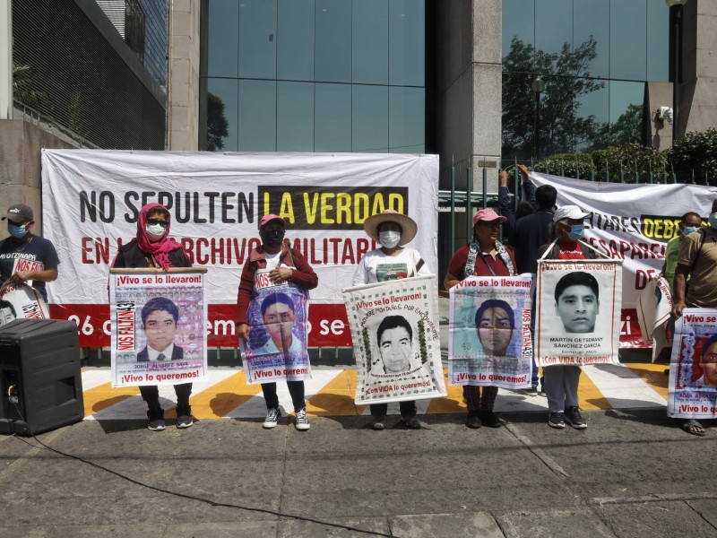 Padres de los 43, protestan y cierran avenida en CDMX